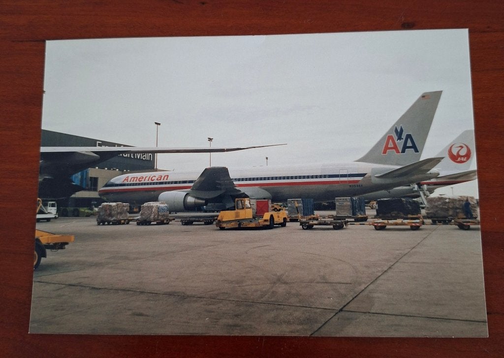 Foto American Airlines Boeing 767 op vliegveld, Ophalen of Verzenden, Zo goed als nieuw, Kaart, Foto of Prent