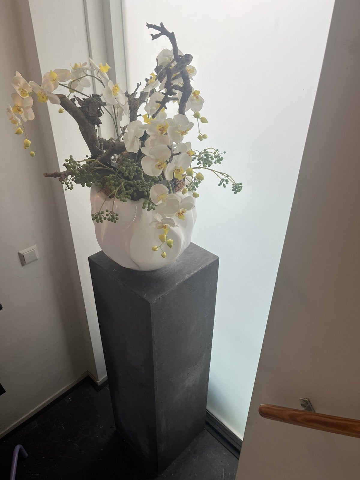 Bloemstuk orchideeën op pilaar, Ophalen, Zo goed als nieuw