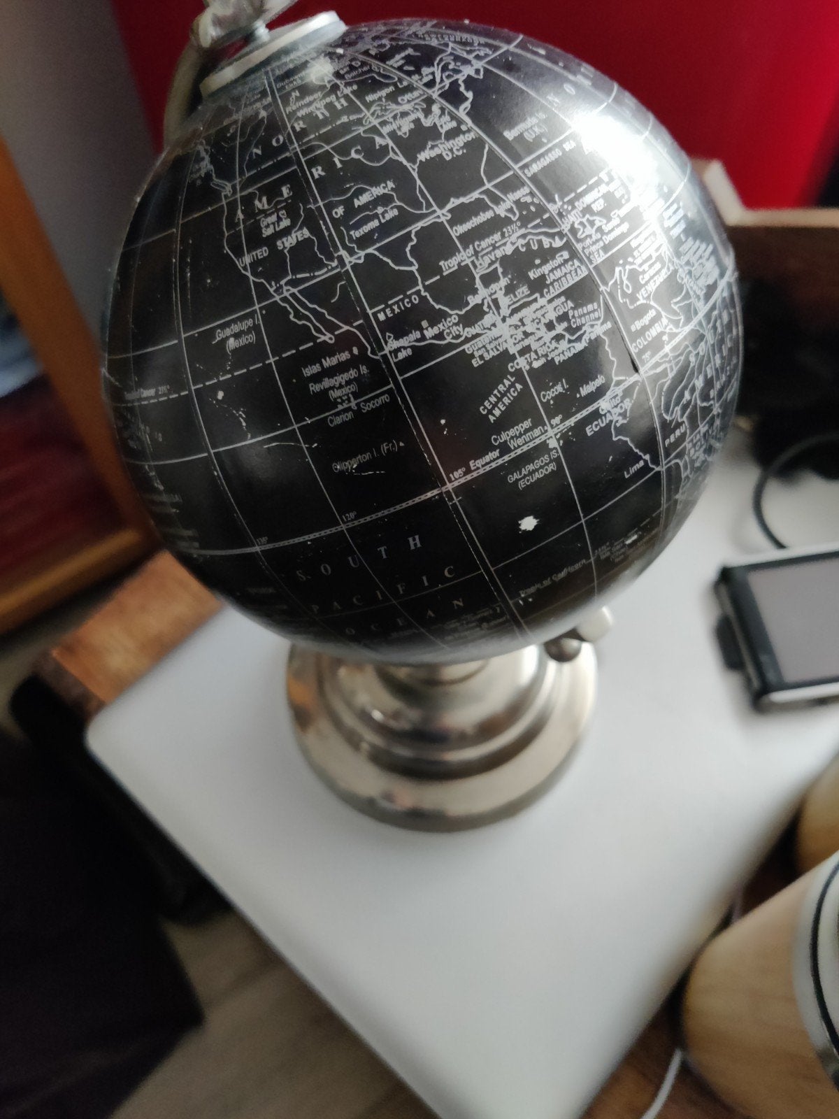 Zwarte Wereldbol met Zilveren Voet - Decoratief & Educatief, Gebruikt, Kunststof, Ophalen of Verzenden, Educatief