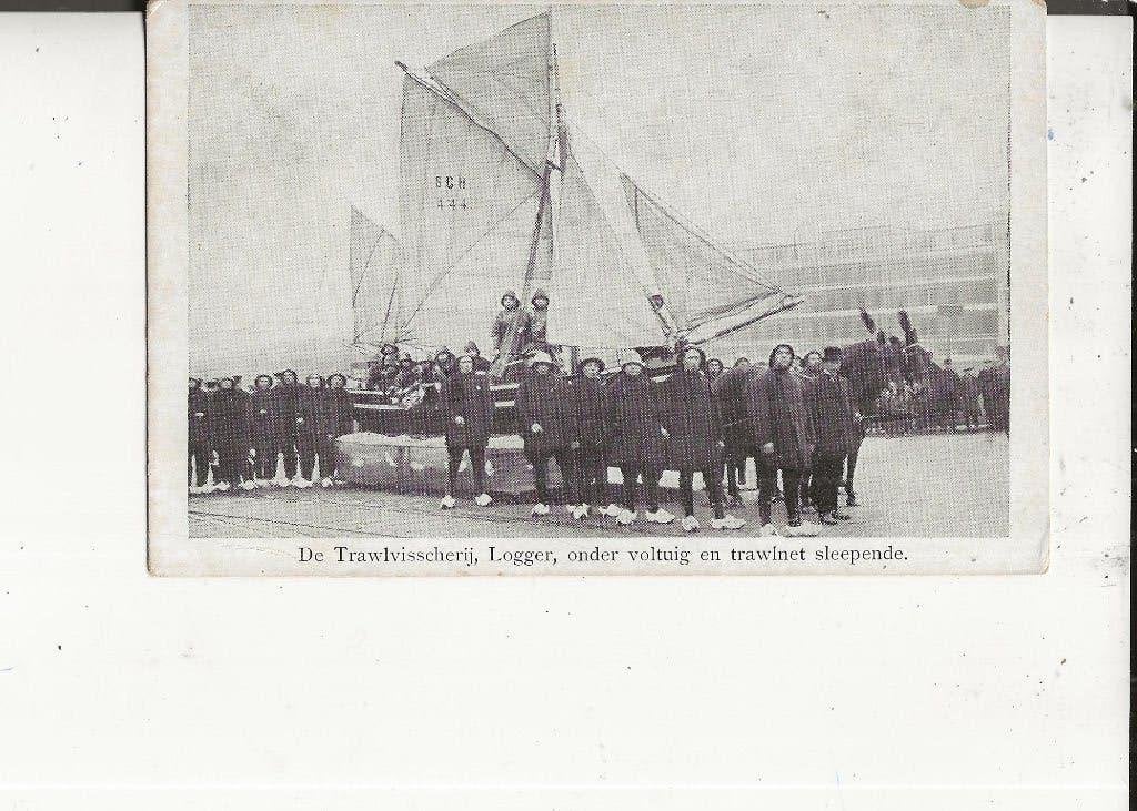 Scheveningen Trawlvisscherij Logger Sch 444 met trawlnet, Ophalen of Verzenden, Voor 1920, Ongelopen, Zuid-Holland