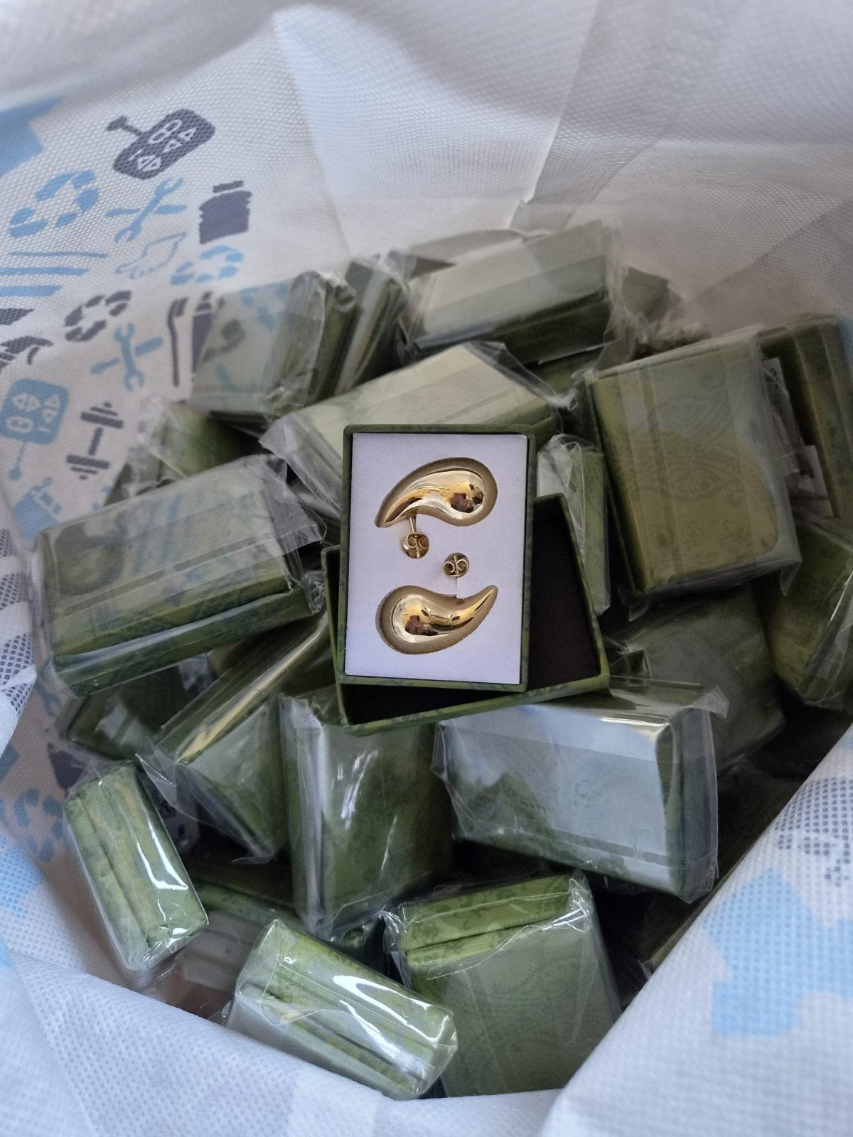 Partij oorbellen in doosjes 74 stuks, Sieraden, Tassen en Uiterlijk, Oorbellen, Ophalen of Verzenden, Nieuw, Overige kleuren, Overige materialen