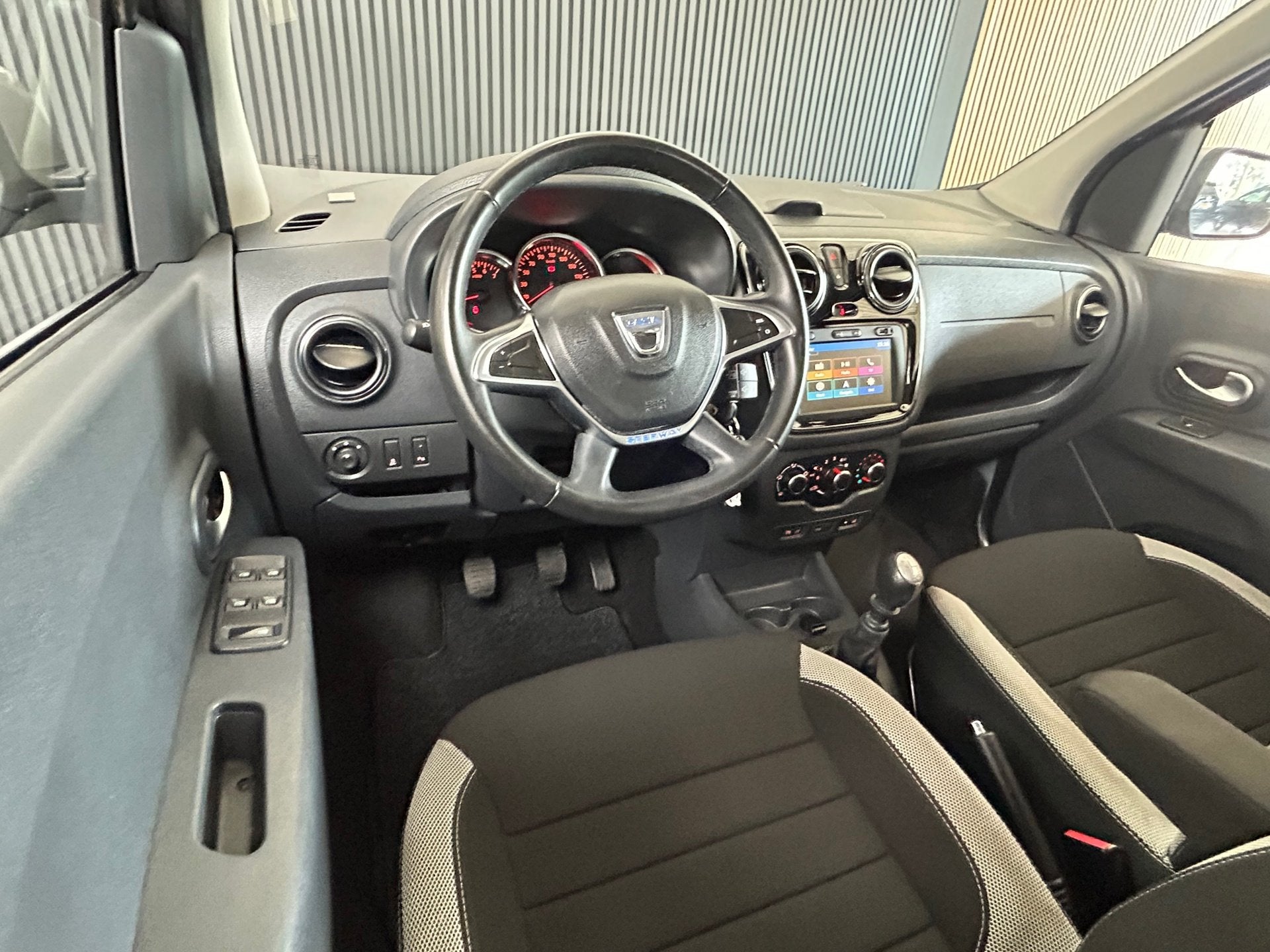 Dacia Lodgy 1.3 TCe Stepway CAMERA|APPLECARPLAY|AIRCO|CRUISE, Auto's, Voorwielaandrijving, Dealer onderhouden, Stof, Gebruikt