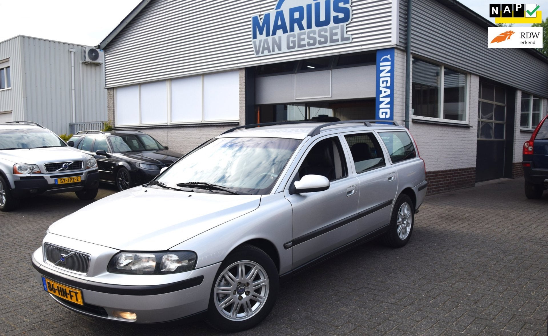 Volvo V70 2.4 Comfort-Line Automaat 140 pk, Auto's, Volvo, Zwart, Leder en Stof, 129 €/maand, Zilver of Grijs