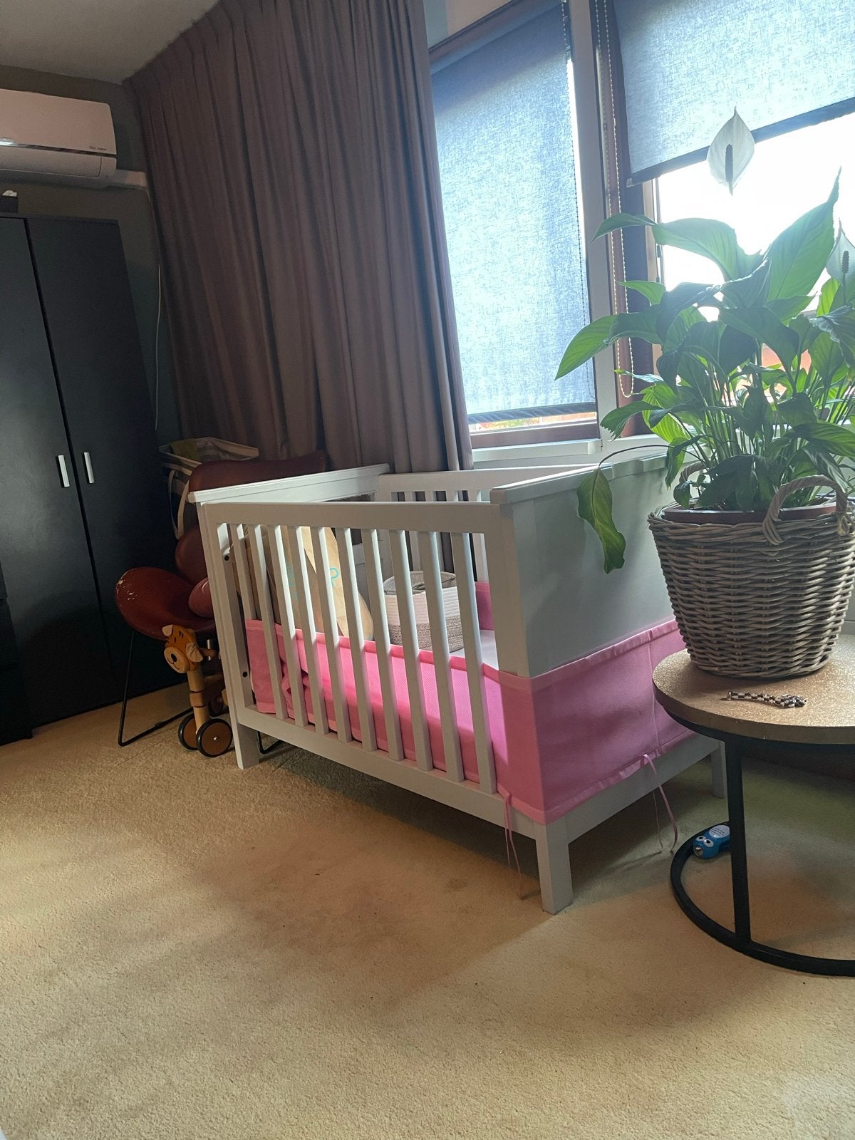 Lichtgrijs ledikant met roze bedbumper, Ophalen, Gebruikt, Ledikant