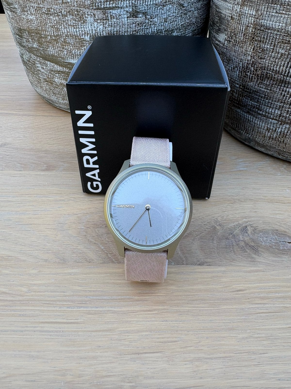 Garmin Vivomove Style met extra bandjes en laadkabel
