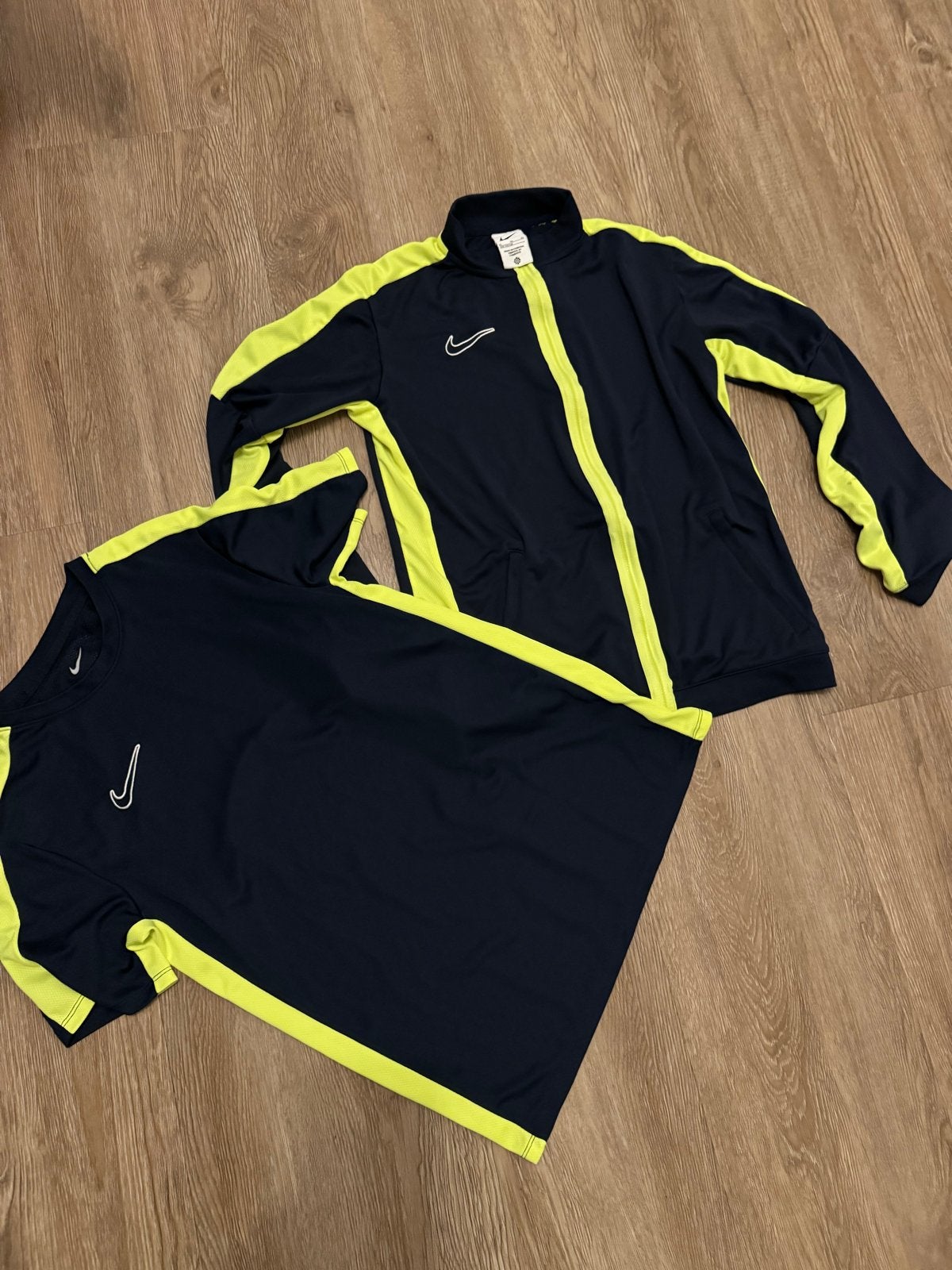 Nike trainingspak donkerblauw met geel - Maat XL (158-170 cm, Ophalen, Zo goed als nieuw
