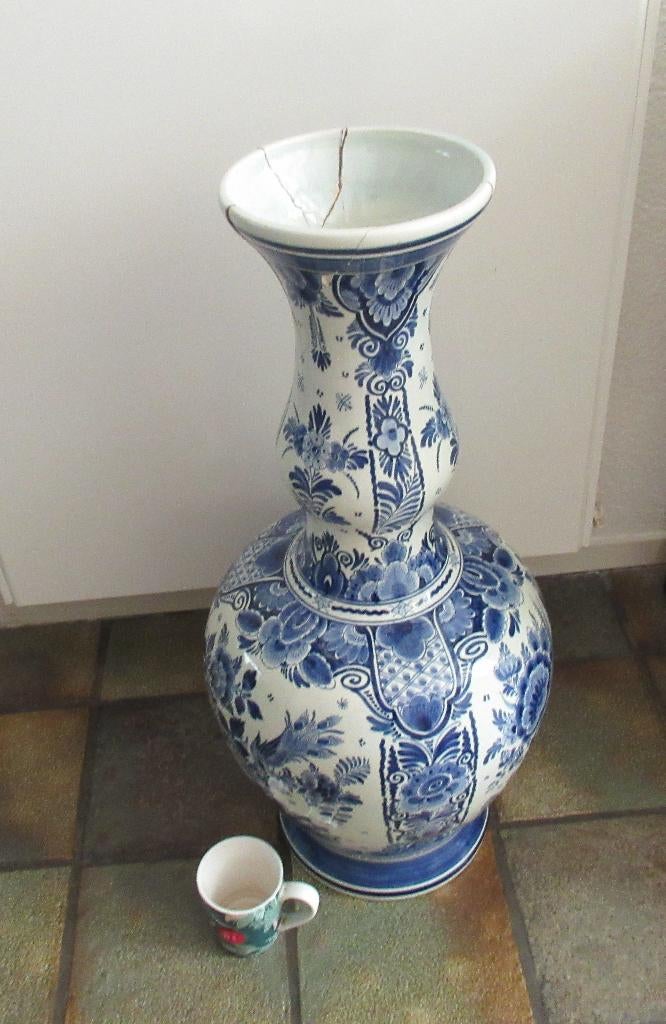 GROTE DELFTS BLAUWE VAAS- HANDGESCHILDERD RAM+ GESIGNEERD, Antiek en Kunst, Ophalen
