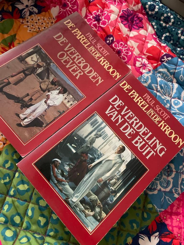 Paul Scott - De Parel in de Kroon (2 boeken), Boeken, Romans, Ophalen of Verzenden, Gelezen