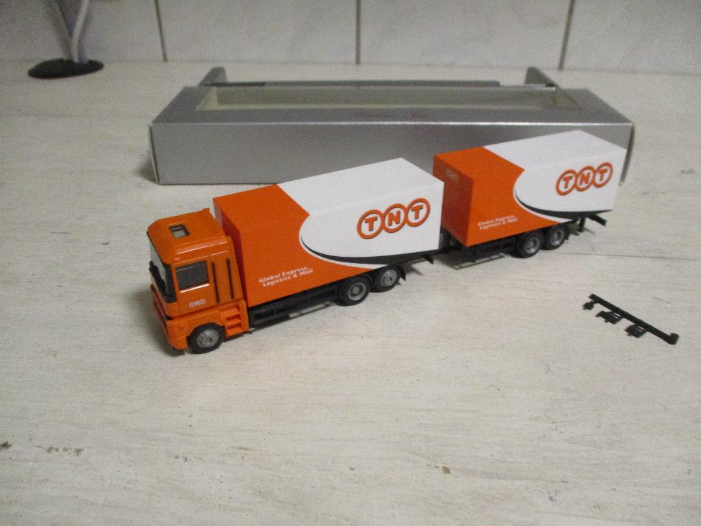 Herpa Renault Magnum met wip car T.N.T Schaal 1:87, Hobby en Vrije tijd, Modelauto's | 1:87, Ophalen, Nieuw, Bus of Vrachtwagen