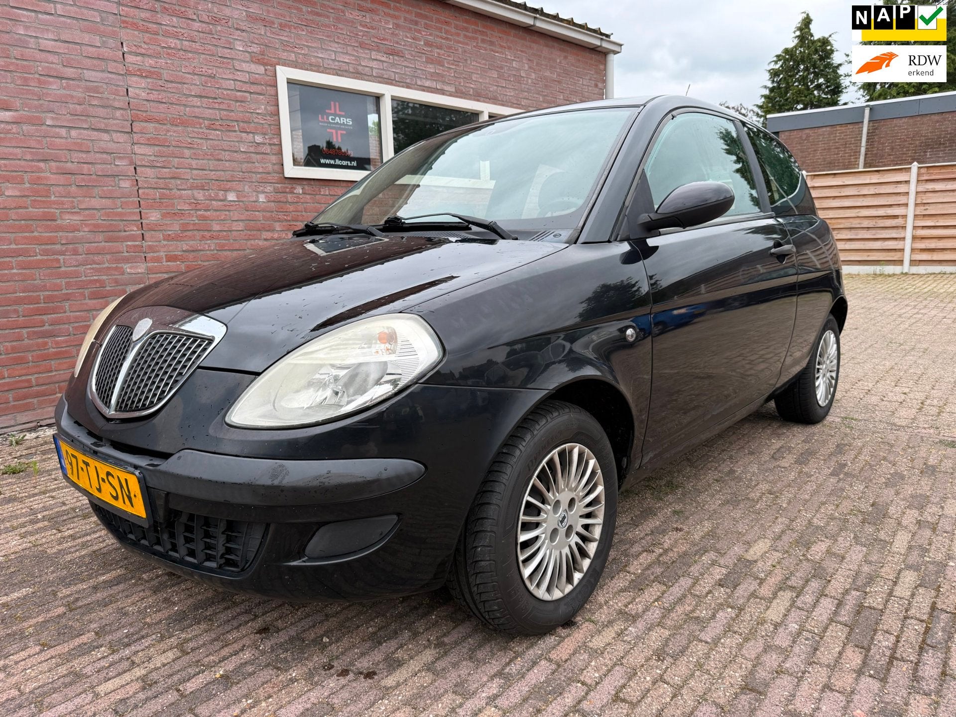 Lancia Ypsilon 1.2 APK 3-7-2027 airco audio scherm trekhaak, Auto's, Voorwielaandrijving, Gebruikt, Zwart, Origineel Nederlands
