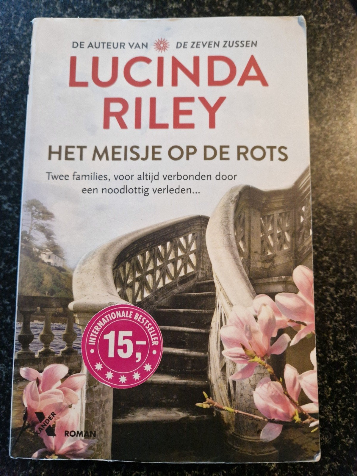 Lucinda Riley. Het meisje op de rots., Boeken, Chicklit, Ophalen of Verzenden, Gelezen