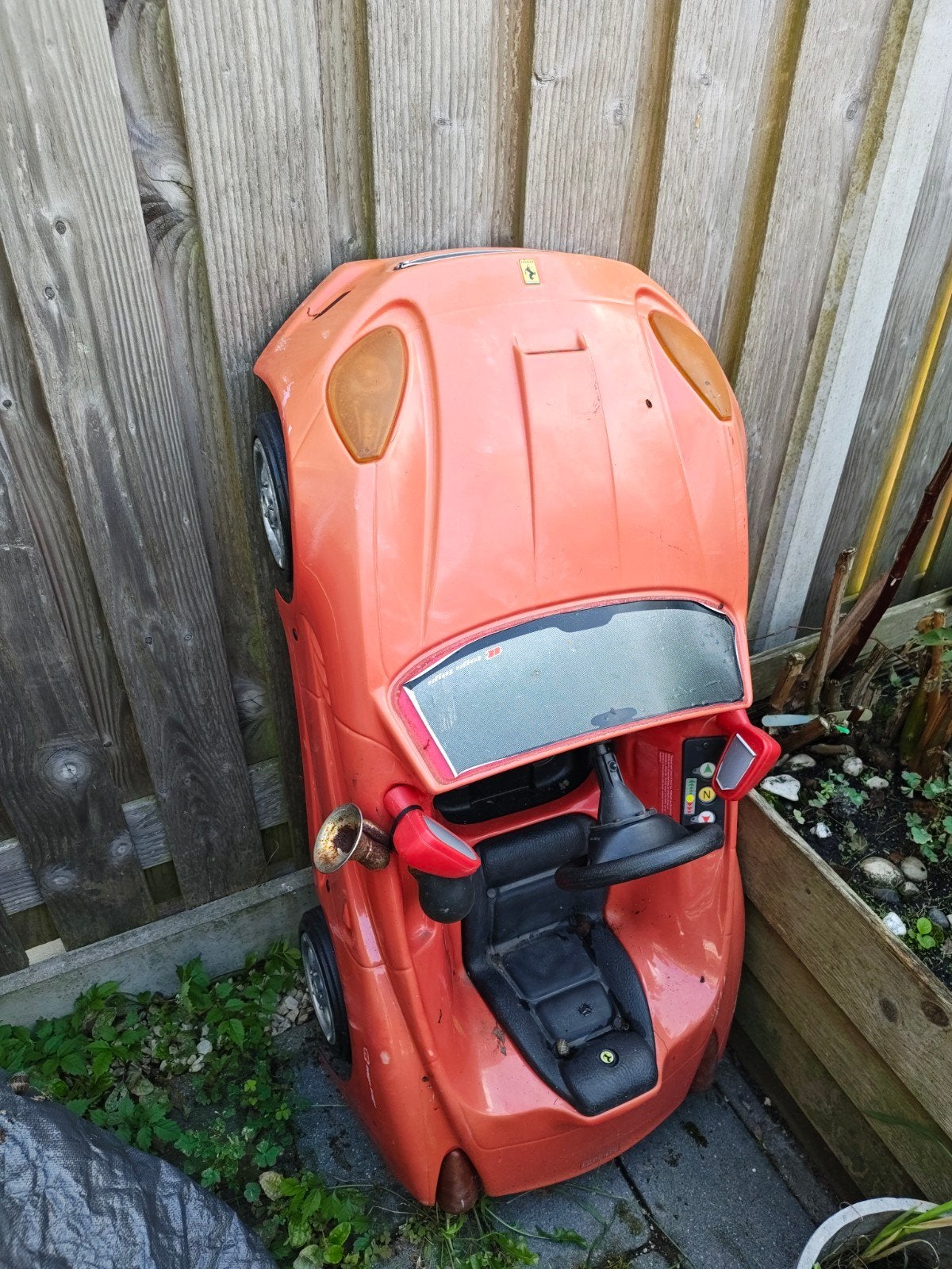 Verkleurde Ferrari kinderauto met oplader, Ophalen, Gebruikt