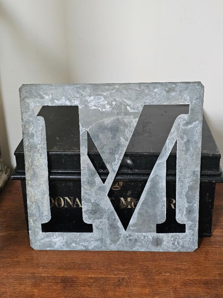 Groot oud zinken lettersjabloon alfabet LETTER 'M' 26X26cm, Antiek en Kunst, Ophalen of Verzenden