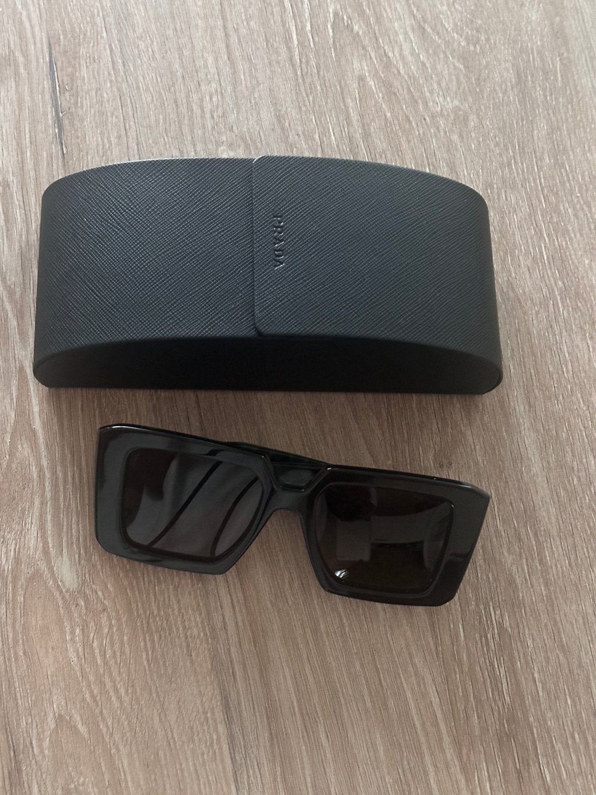 Prada zonnebril, Ophalen of Verzenden, Zo goed als nieuw, Zwart, Prada