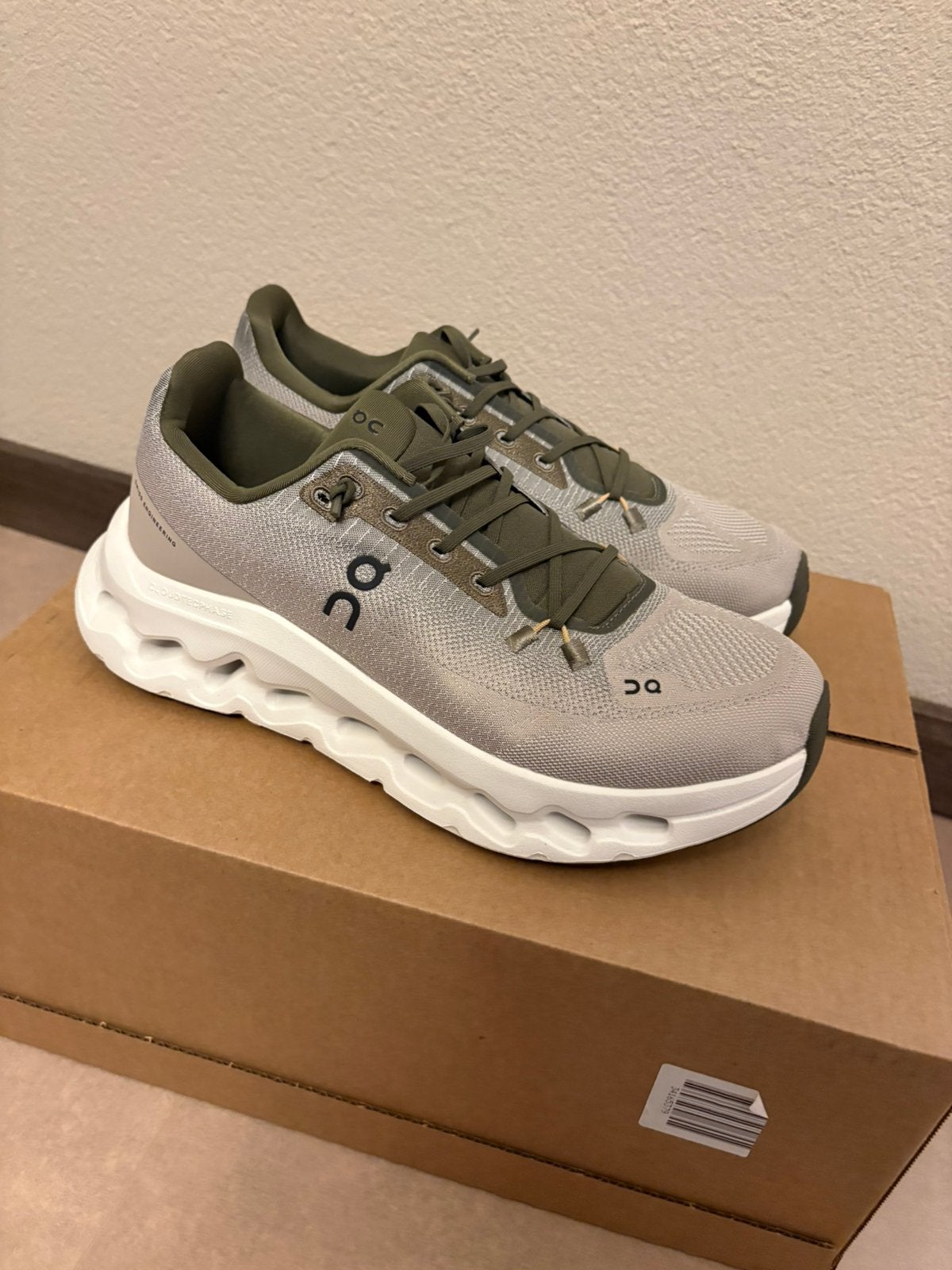 On Running OnCloud Cloudtilt Olive Desert Maat 42/43/45, Ophalen of Verzenden, Nieuw, Overige kleuren, Sneakers of Gympen