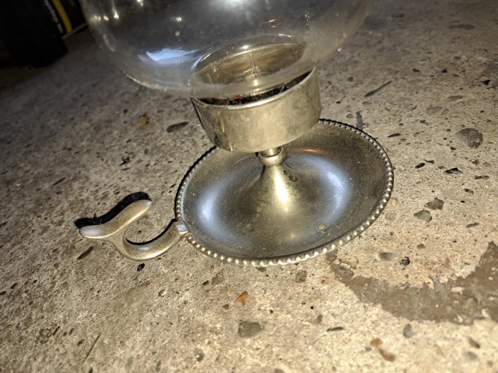 Vintage kaarsenhouder met glazen kap en metalen voet, Antiek en Kunst, Antiek | Kandelaars, Ophalen of Verzenden