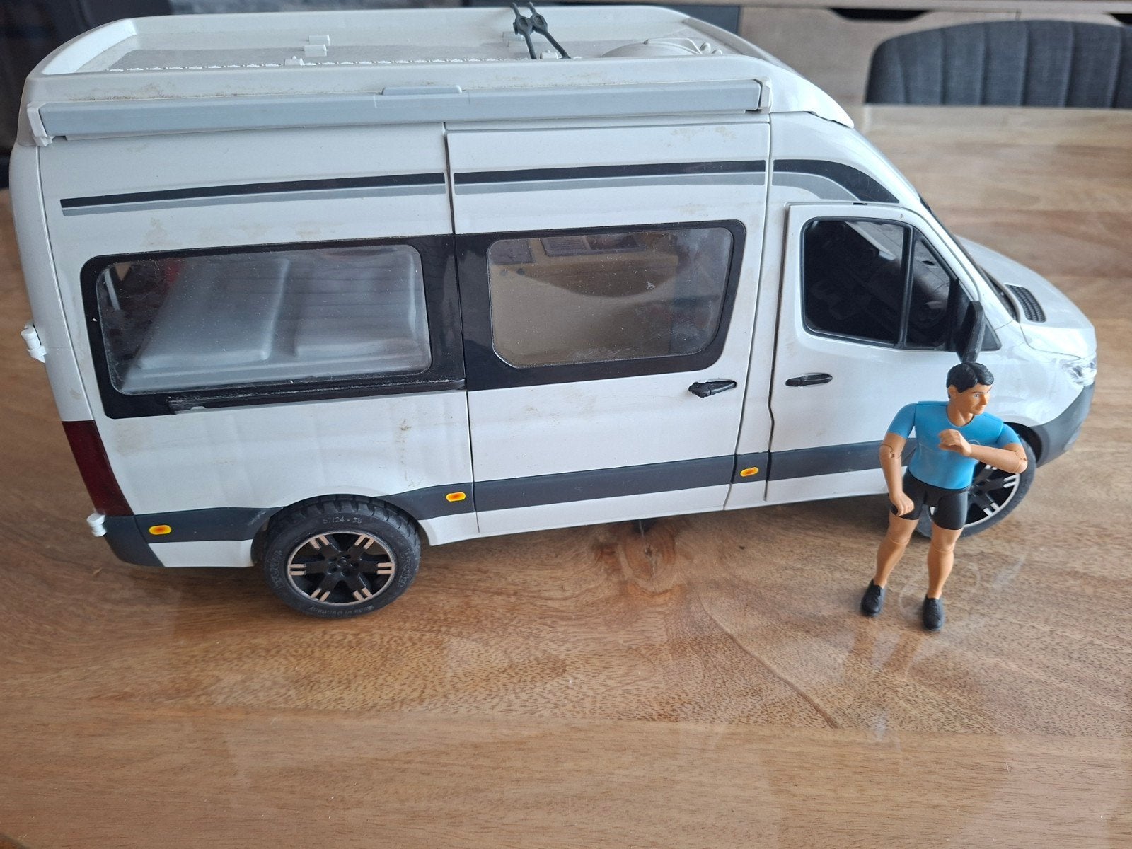 Bruder Mercedes-Benz Sprinter Camper met figuur, Hobby en Vrije tijd, Modelbouw | Auto's en Voertuigen, Gebruikt, Ophalen, Overige merken