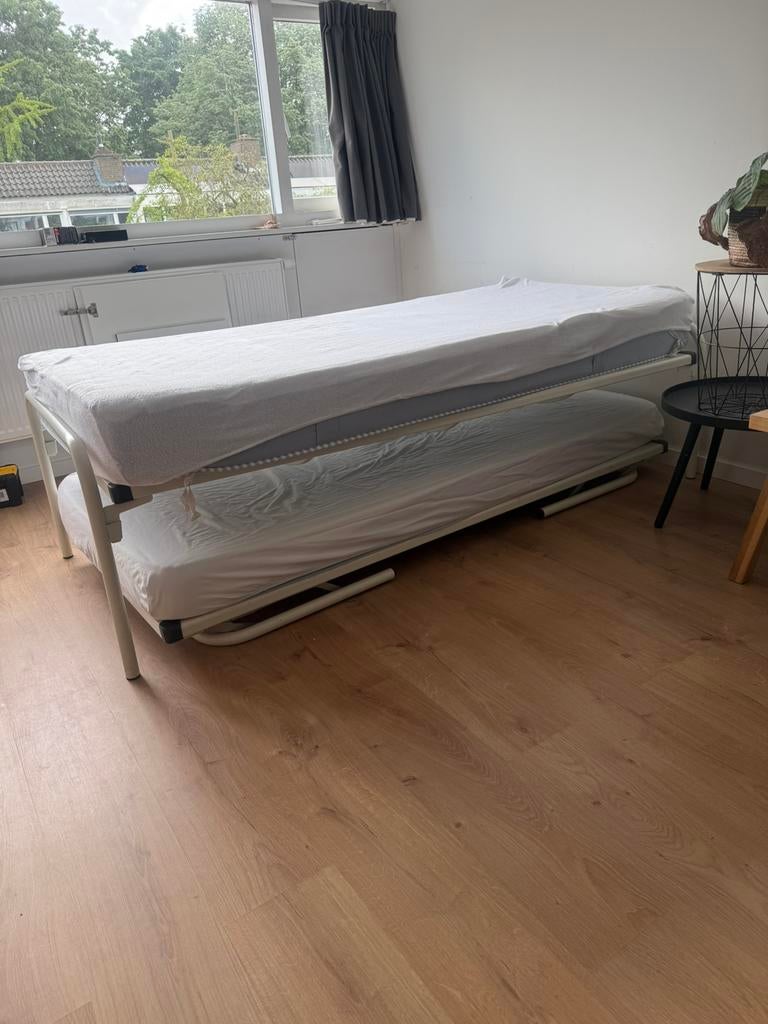 Gratis: 2x eenpersoonsbed (incl 2 matrassen), Ophalen, Gebruikt, 90 cm, Eenpersoons