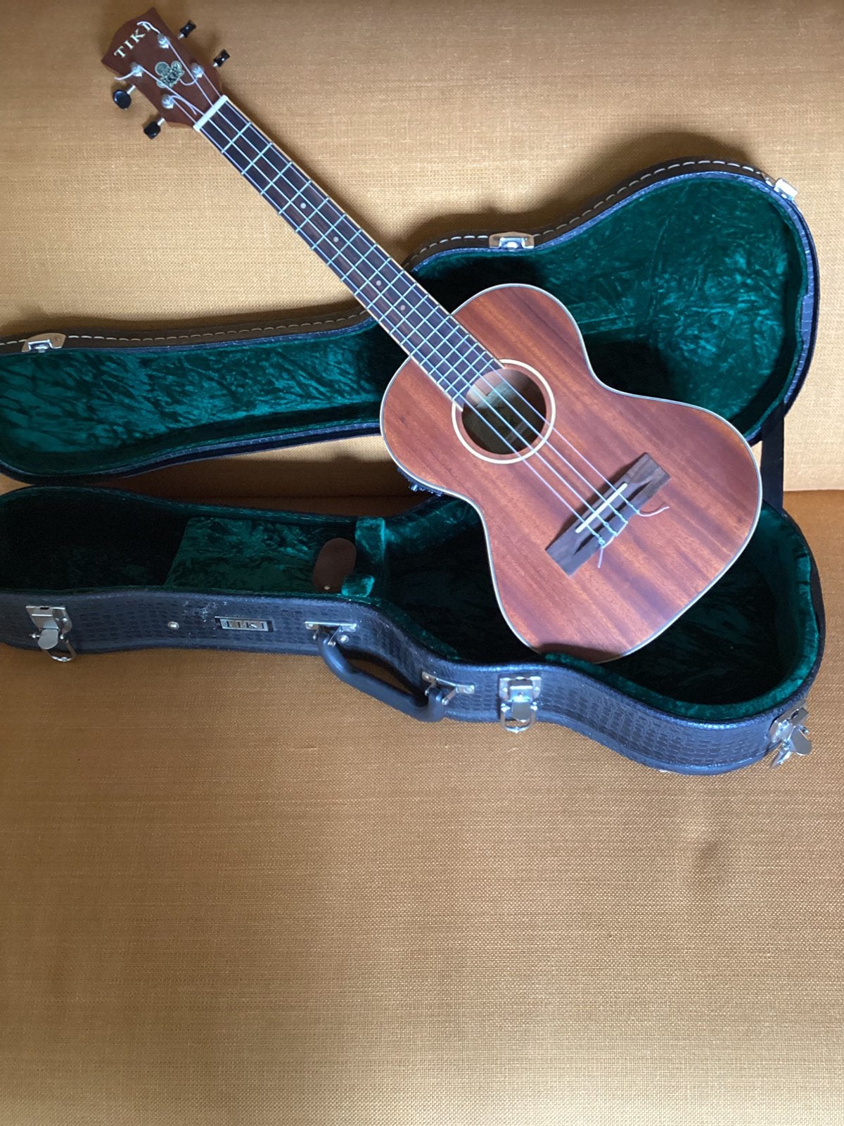Super mooie Tiki Tenor 5 “electrische” Ukelele hout +koffer, Ophalen of Verzenden, Zo goed als nieuw, Overige typen