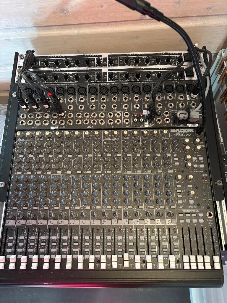 Mackie 1604 VLZ Pro mixer in flightcase + EQ, Comp en FX, Ophalen, Gebruikt, 10 tot 20 kanalen, Microfooningang
