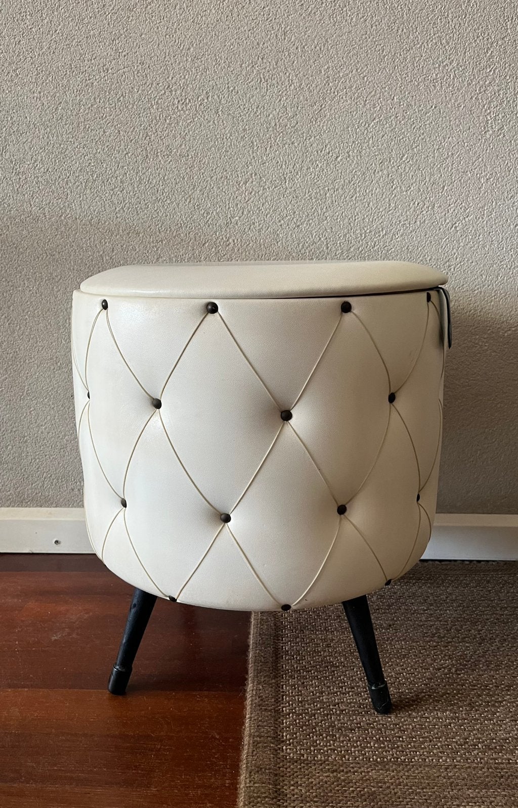 Vintage witte gecapitonneerde poef krukje - jaren ‘50, Ophalen, Rond