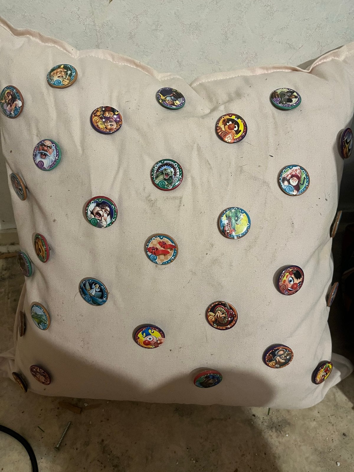 Kussen met Efteling buttons, Ophalen of Verzenden, Gebruikt, Button of Speldje