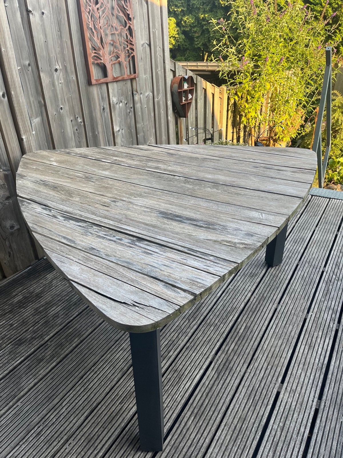 Foto 2 van Unieke teak houten tuintafel met metalen poten
