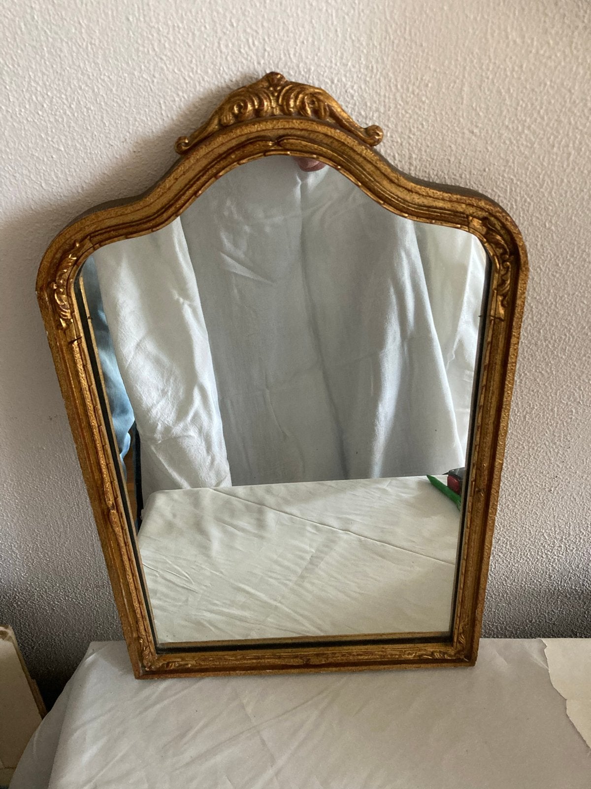Franse kuifspiegel barokstijl met goudkleurige lijst, Ophalen of Verzenden, Overige vormen, Minder dan 50 cm, Minder dan 100 cm