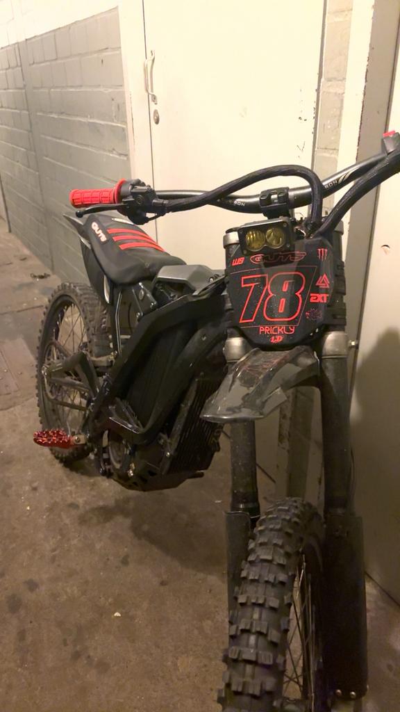 Surron Light Bee X 2024 (straatlegaal), Fietsen en Brommers, Brommers | Crossbrommers, Zo goed als nieuw, Overige merken, Ophalen