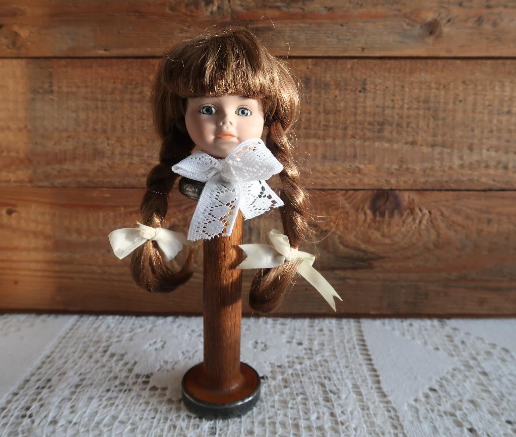Porseleinen poppenhoofdje glazen ogen pruik met vlechten izg, Verzamelen, Poppen, Ophalen of Verzenden, Zo goed als nieuw, Pop