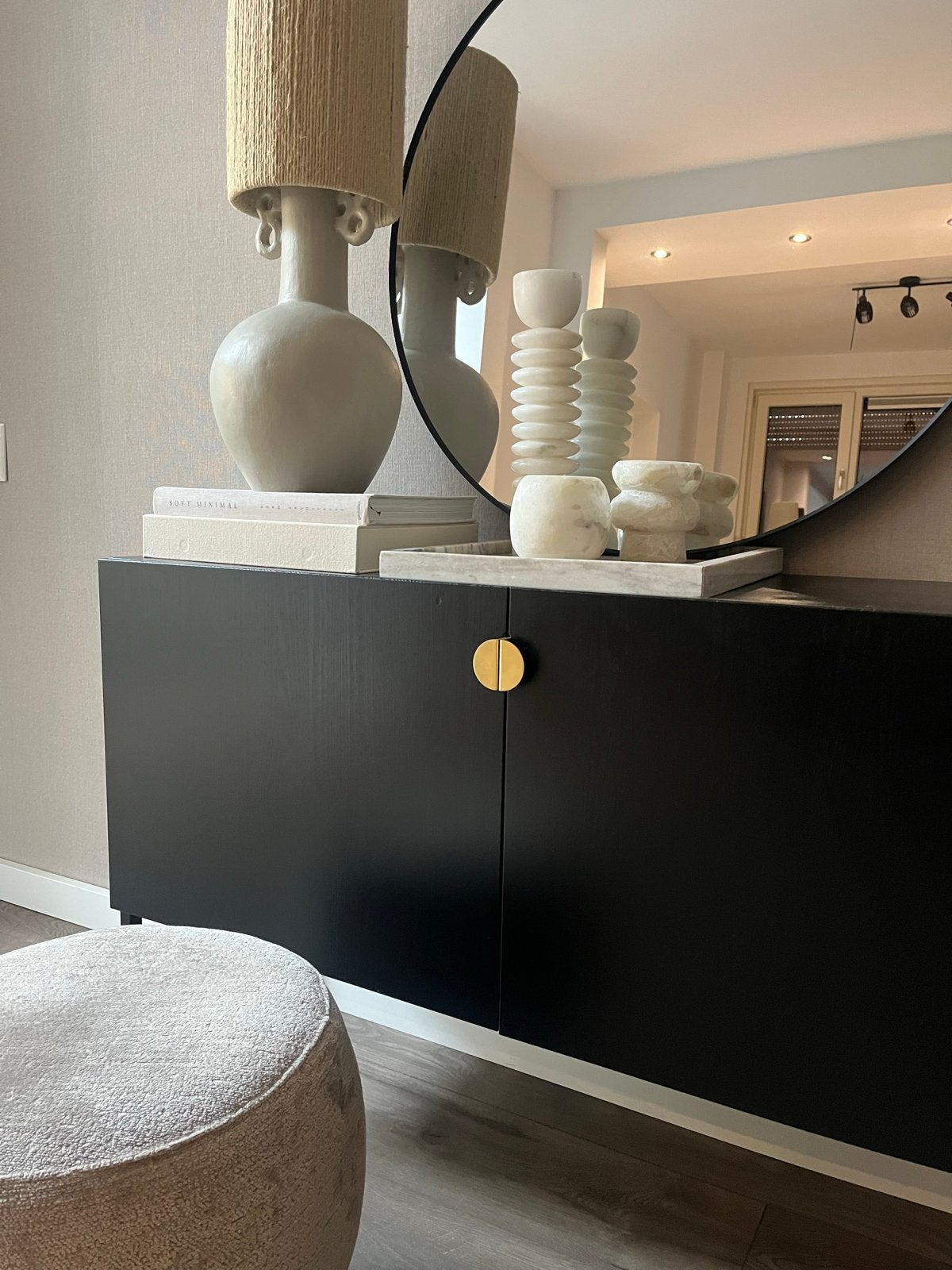 Stijlvol zwart dressoir/sidetable Hero WOOOD, Ophalen, 100 tot 150 cm, 25 tot 50 cm, Met deur(en)