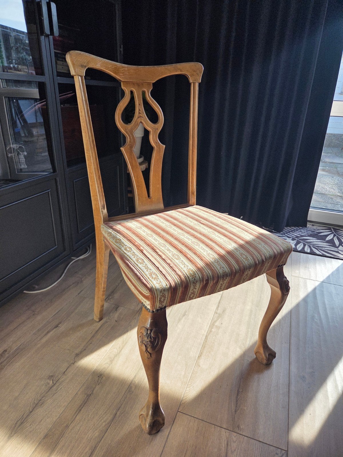 Antieke houten stoel met gestoffeerde zitting, Ophalen