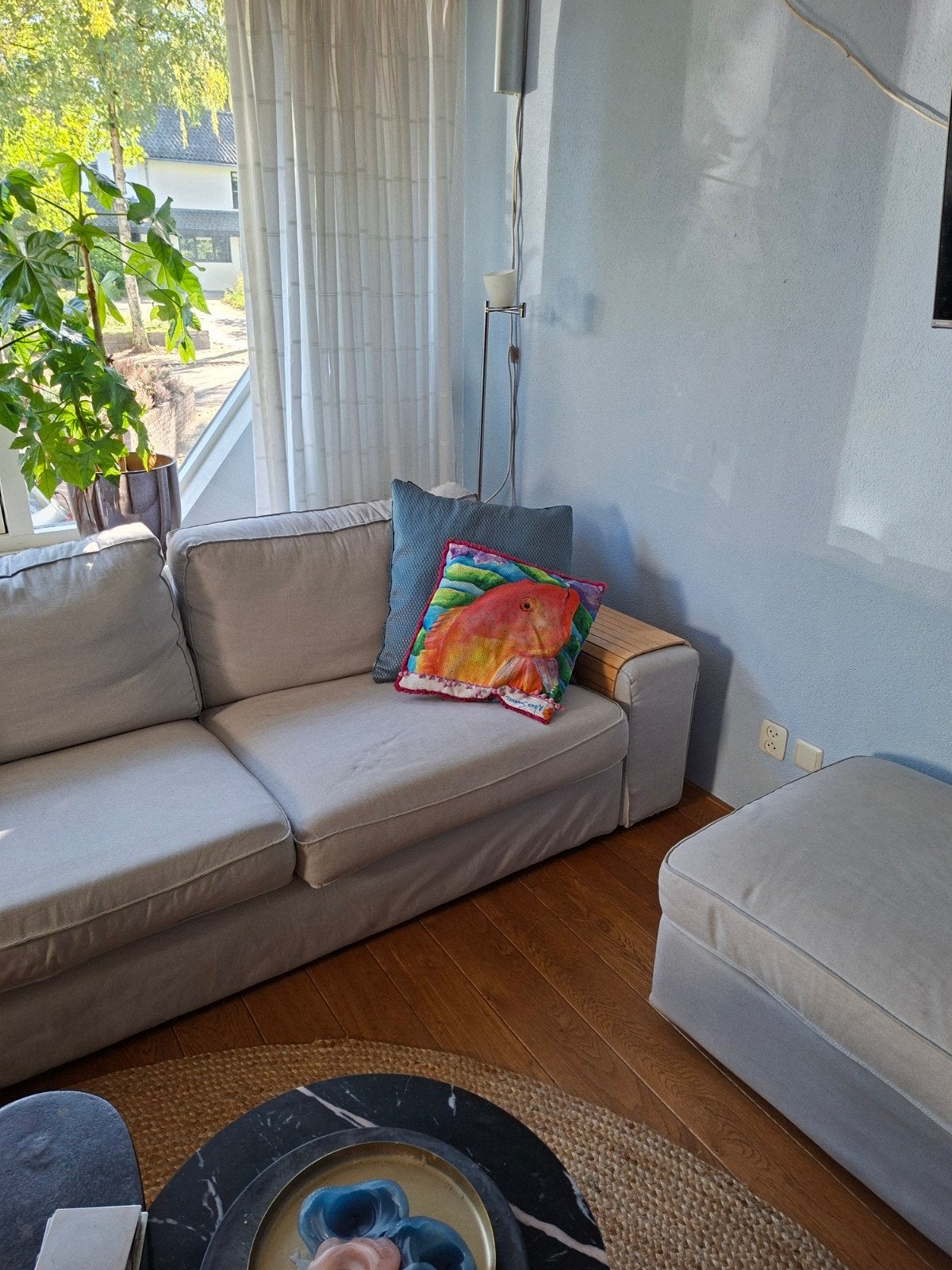 Comfortabele lichtgrijze bank inclusief hocker,, Gebruikt, Modern, Scandinavisch, Ophalen of Verzenden, Stof