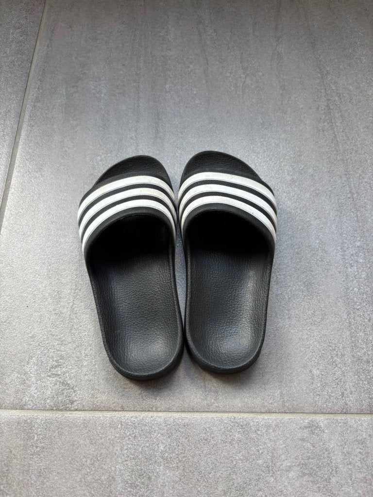 Adidas badslippers maat 30, Kinderen en Baby's, Adidas, Jongen of Meisje, Overige typen, Ophalen of Verzenden