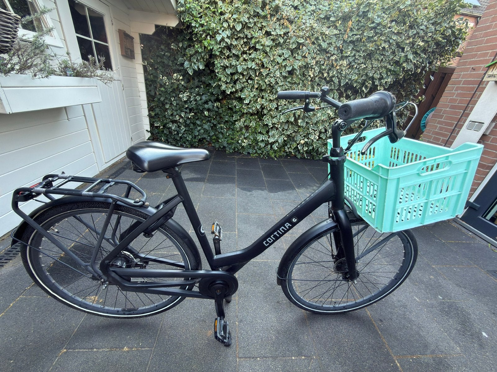 Cortina meisjesfiets / damesfiets zwart met mand, Fietsen en Brommers, Versnellingen, Zo goed als nieuw, Cortina, Trommelrem