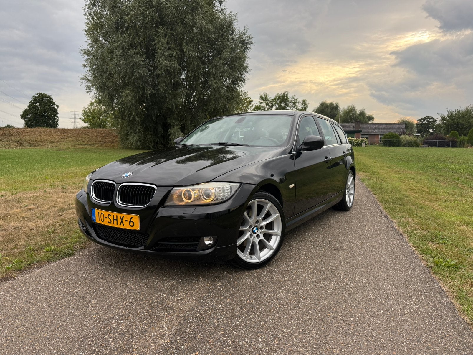 BMW 3-Serie 2.0 318 I Touring 2011 Zwart nw apk!!, Achterwielaandrijving, Zwart, Origineel Nederlands, Handgeschakeld