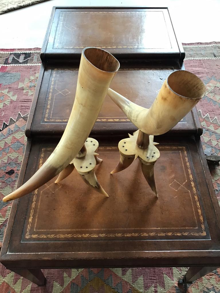 Decoratieve hoorn op standaard met pootjes 2 x, Ophalen, Zo goed als nieuw