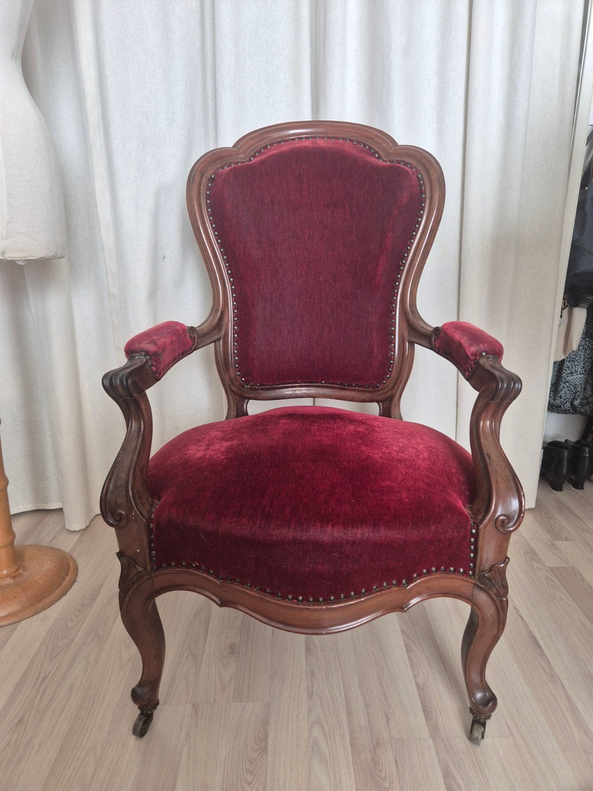 Antieke fauteuil met rood fluweel en houten frame, Ophalen