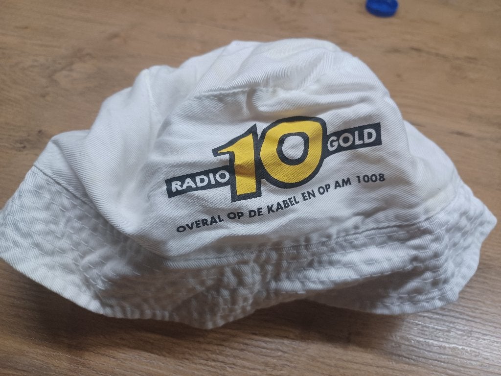 Vishoedje Radio 10 Gold - nieuw, Ophalen of Verzenden, Nieuw, Kleding