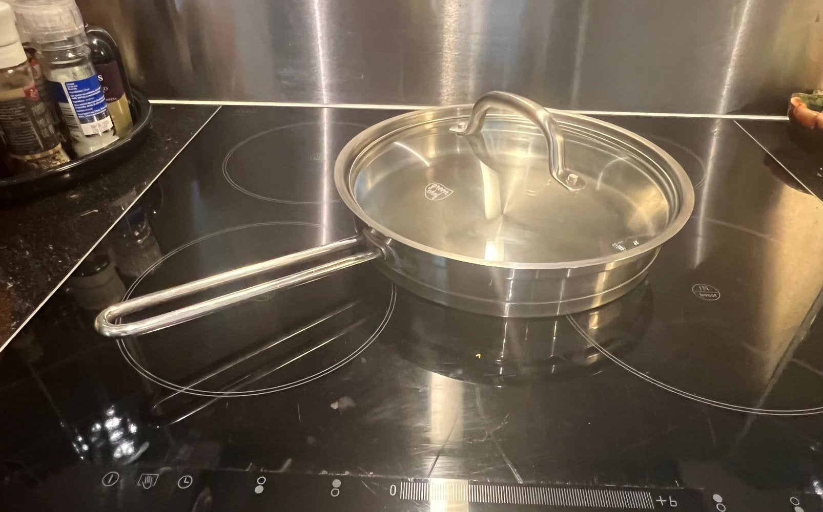 t.k.Sola RVS hapjespan met glazen deksel 24cm INDUCTIE, Ophalen of Verzenden, Zo goed als nieuw, Rvs