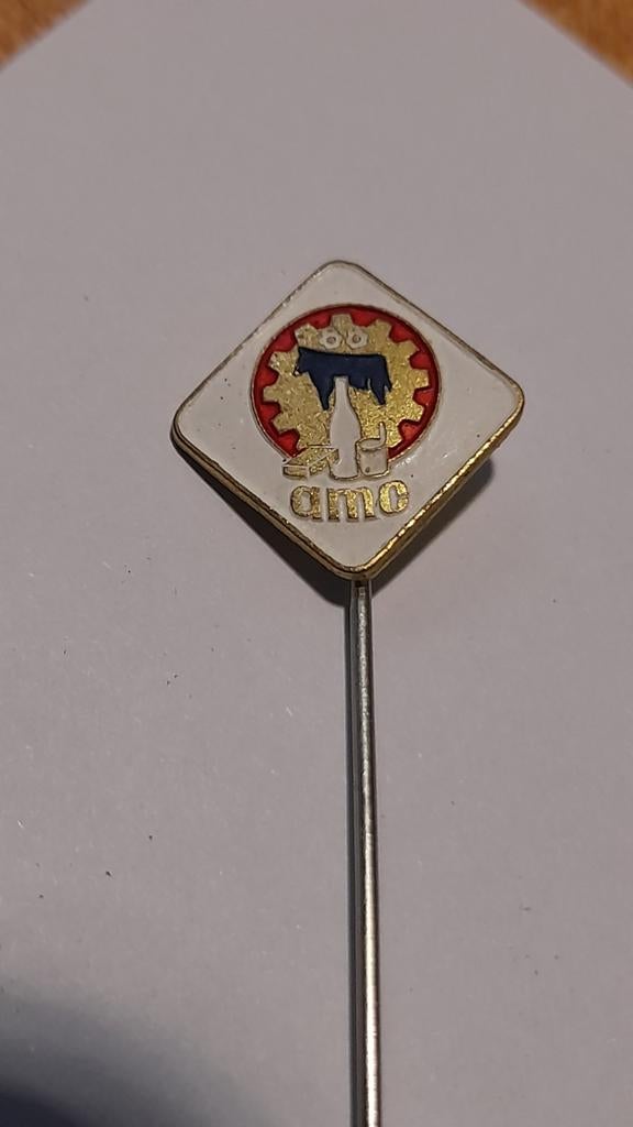 Speldje AMC met logo van een stier en fles, Verzenden