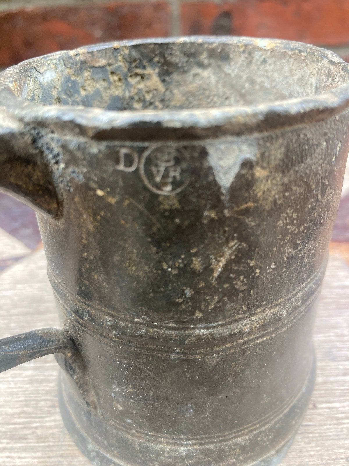 Antieke Tinnen Drinkmok - Zeldzame Vondst met Ingeslagen Let, Antiek en Kunst, Ophalen of Verzenden