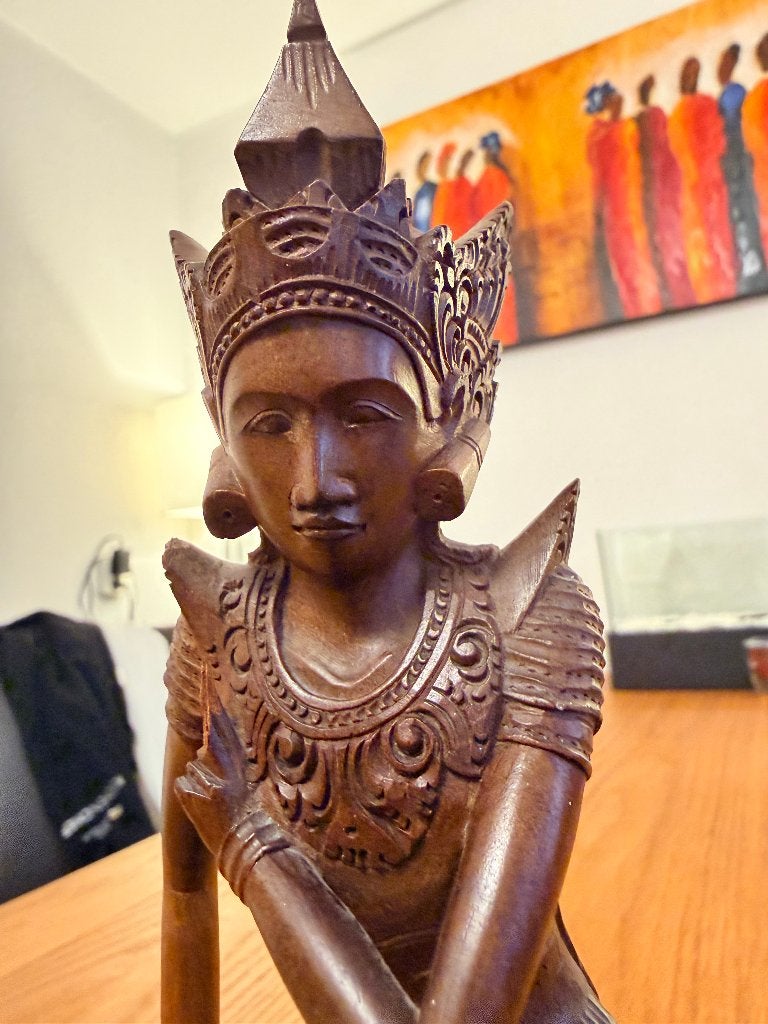 Handgesneden houten Balinese beeldwerk - mogelijk Dewi Sri, Antiek en Kunst, Houtsnijwerk, Minder dan 20 cm, Handgemaakt, Ophalen of Verzenden