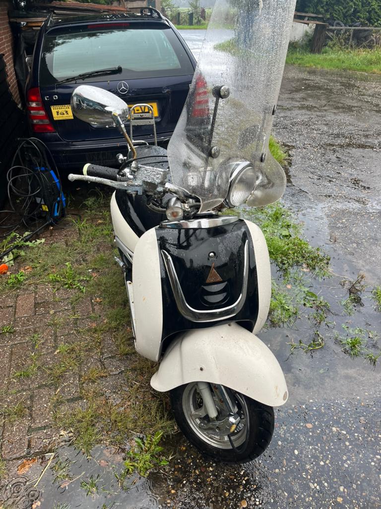Scooter, Fietsen en Brommers, Snorfietsen en Snorscooters, Ophalen of Verzenden, Zo goed als nieuw, Benzine, Overige merken