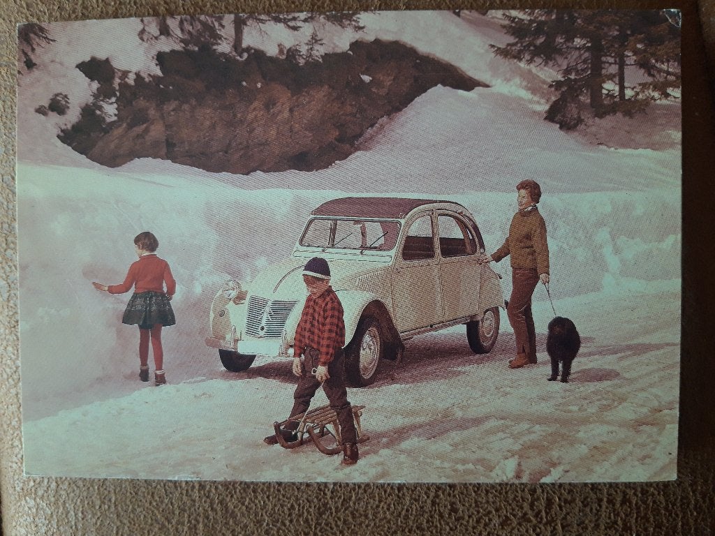 ansichtkaart Citroën 2CV 'dans la neige ', Ophalen of Verzenden, 1940 tot 1960, Gelopen, Voertuig