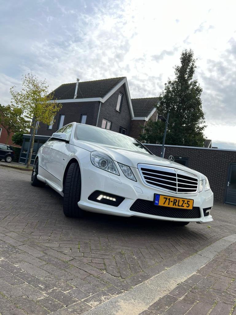 Mercedes E350 CDI Youngtimer | Full Options | 100.008 KM !!, Auto's, Mercedes-Benz, Euro 5, Achterwielaandrijving, Zwart, Wit