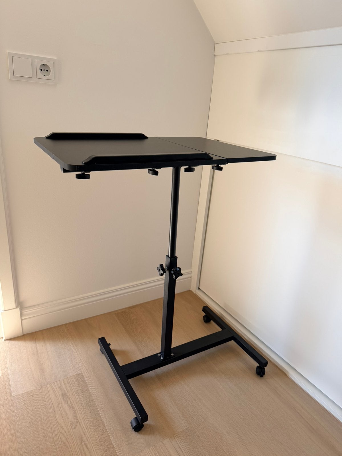 Bedtafeltje / laptoptafel / bijzettafel op wielen, Computers en Software, Laptoptafels, Ophalen, Gebruikt, In hoogte verstelbaar