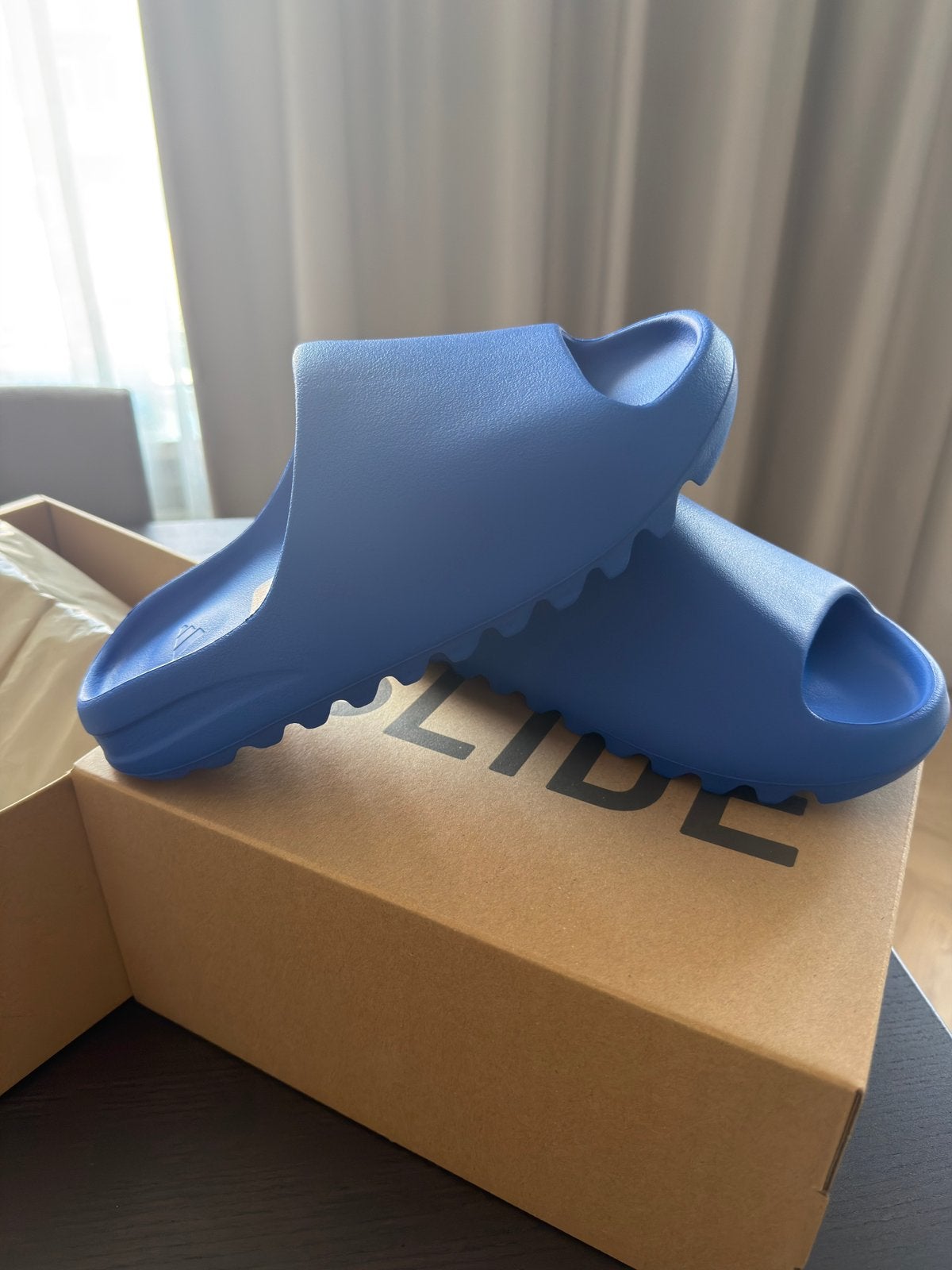 Yeezy Slide Azure maat 44½ – Nieuw & ongedragen, Kleding | Heren, Schoenen, Ophalen of Verzenden, Zo goed als nieuw