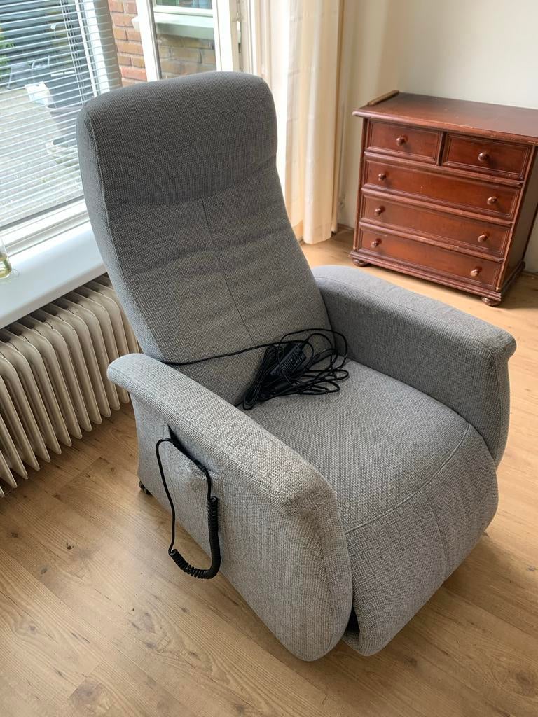 Comfortabele grijze relaxfauteuil met elektrische bediening, Huis en Inrichting, Fauteuils, Ophalen, Gebruikt, Stof, 75 tot 100 cm