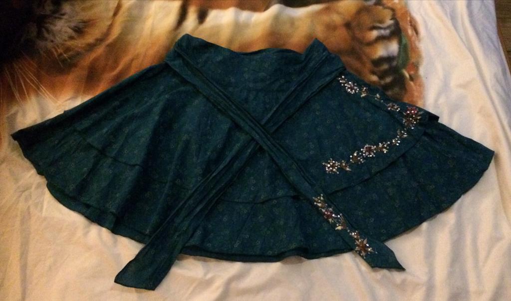 Petrol klokkende rok met bloemetjes - Maat 40, Kleding | Dames, Rokken, Maat 38/40 (M), Blauw, Ophalen of Verzenden, Zo goed als nieuw